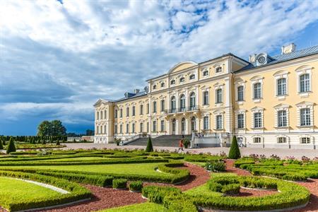 Das beeindruckende Rundāle-Palais in Lettland besichtigen