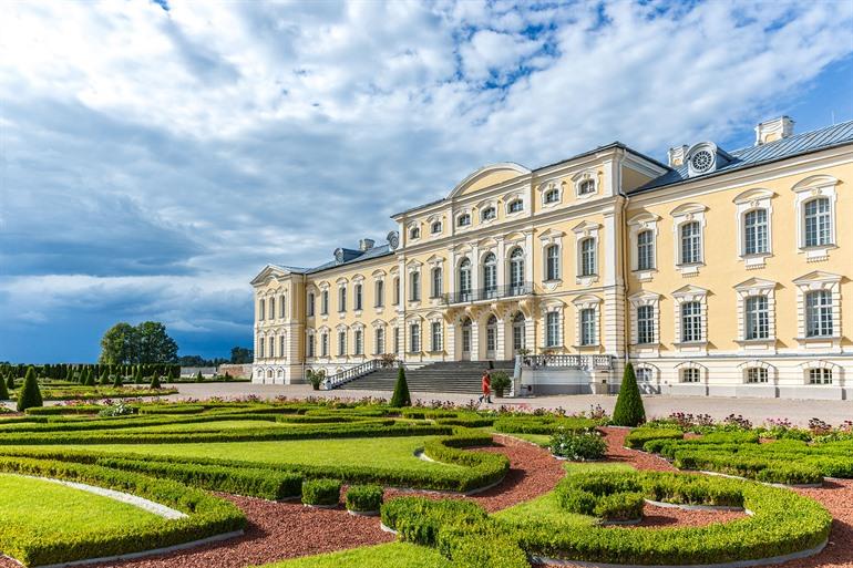 Das beeindruckende Rundāle-Palais in Lettland besichtigen