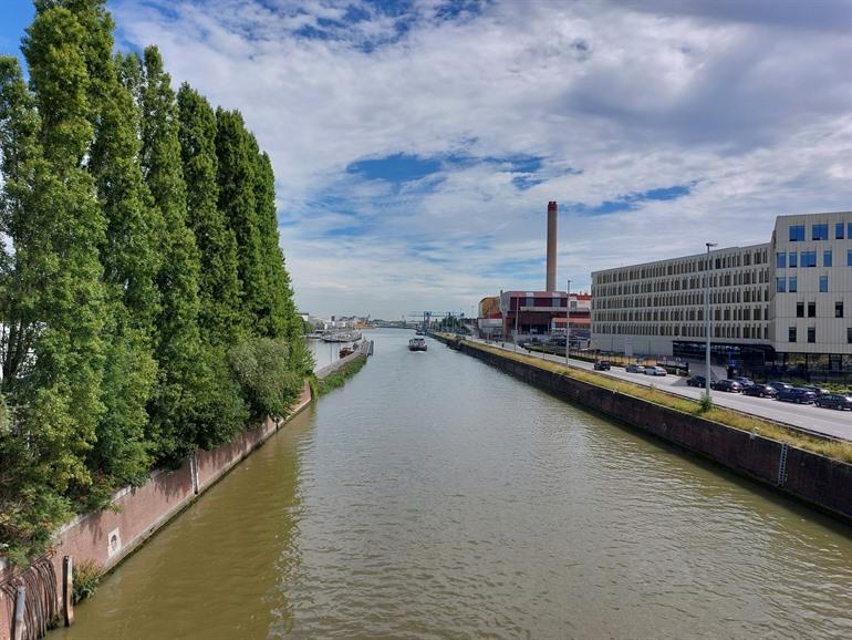 Der Kanal entlang des Dockx Shopping Centers, Brüssel