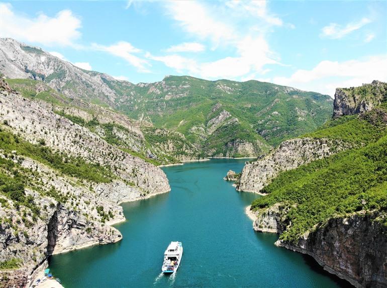 Der Komansee in Albanien