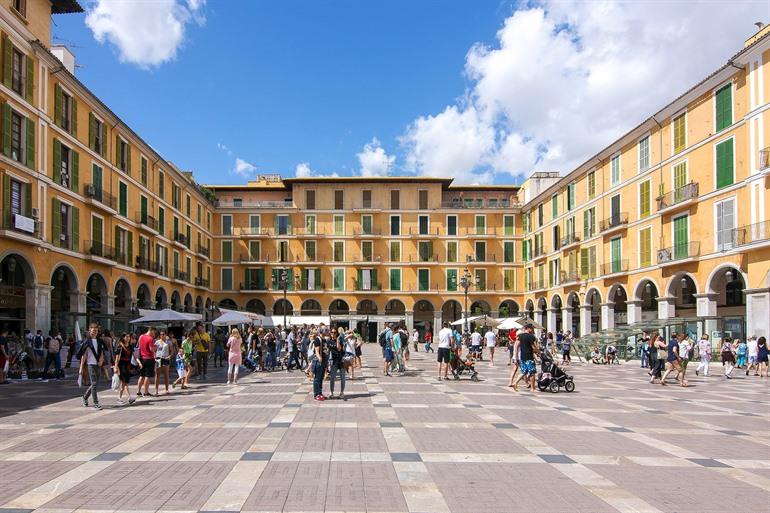 Der lebendige Plaza Mayor in Palma de Mallorca