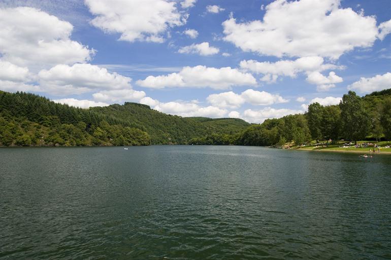 Der Esch-sur-Sûre-See in Luxemburg