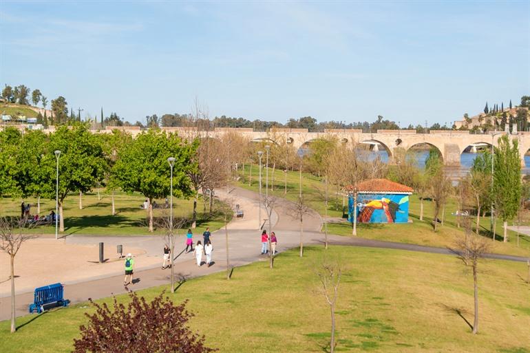 Der Park mit der bekannten Puente de Palmas