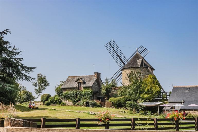 Das malerische Mont Dol in der Bretagne