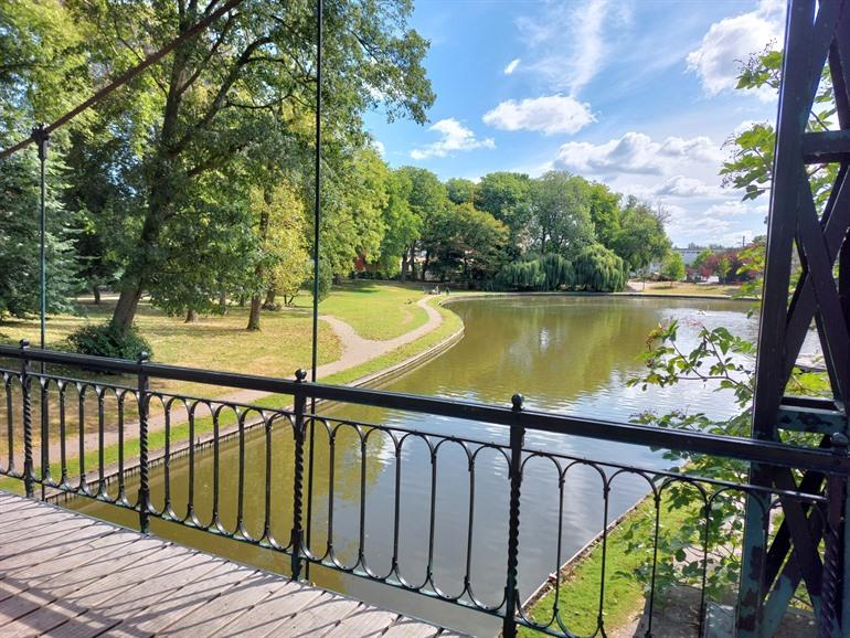 Der ruhige Hanssenspark in Vilvoorde, Flämisch-Brabant