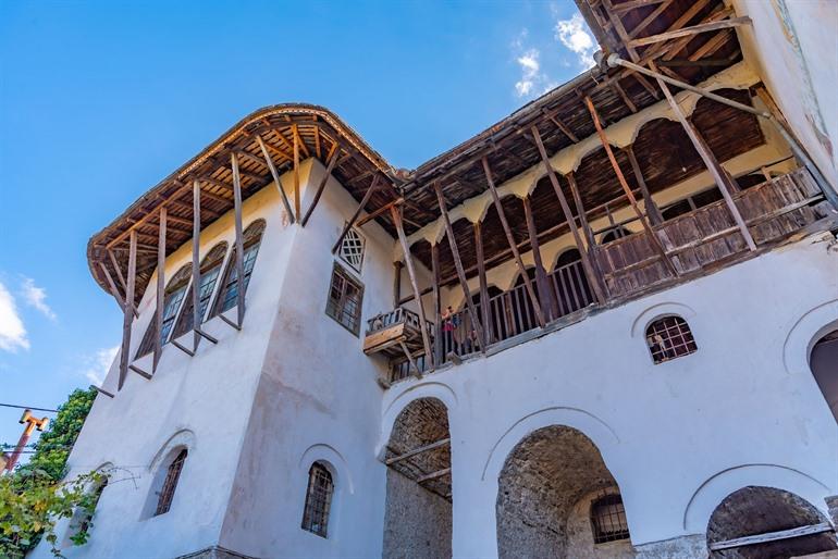 Das Skënduli-Haus in Gjirokastër besichtigen