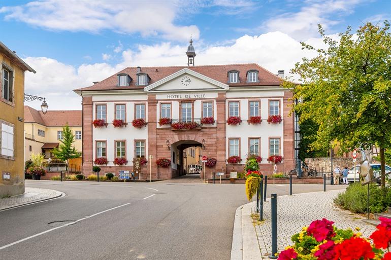 Das Rathaus von Riquewihr im Elsass