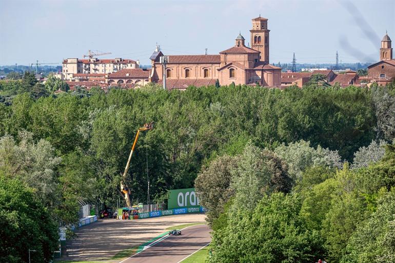 Das Stadtzentrum von Imola vom Rennstrecke aus