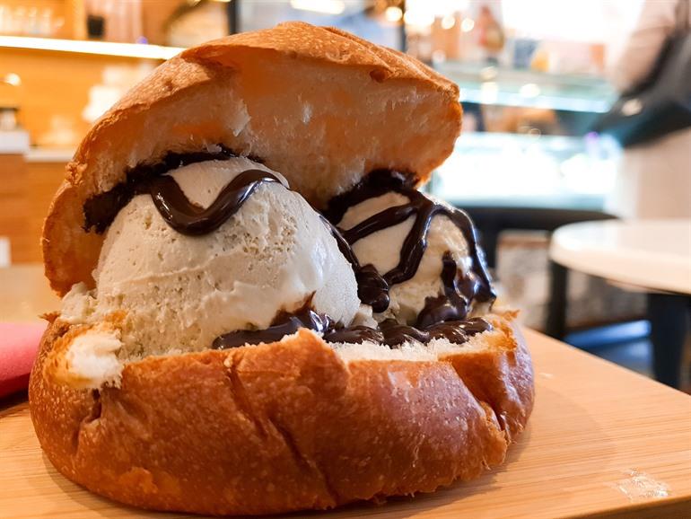 Das typische sizilianische Frühstück ist Brioche mit Gelato, Sizilien