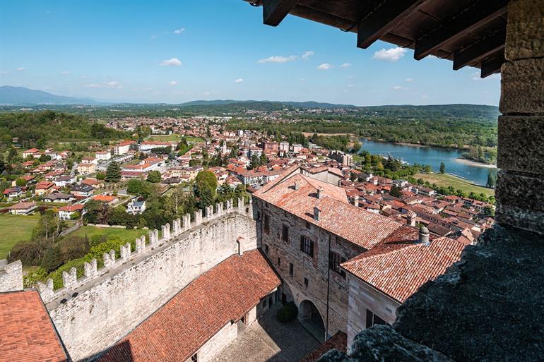Der Ausblick vom Rocca di Angera in Lombardei