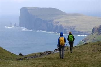 Wanderung auf den Färöer-Inseln mit den Risin- und Kellingin-Felsen im Hintergrund