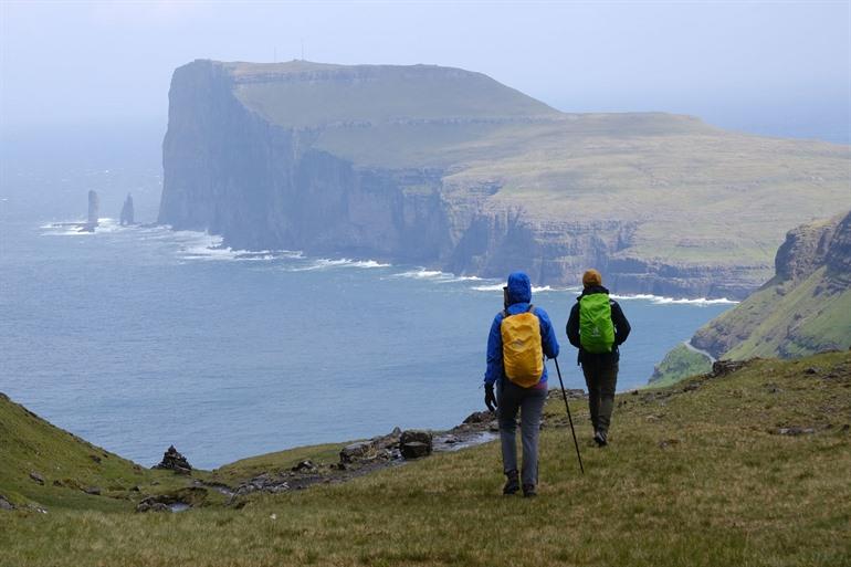 Wanderung auf den Färöer-Inseln mit den Risin- und Kellingin-Felsen im Hintergrund