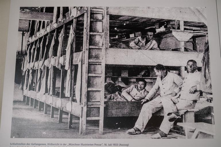Historisches Foto von Gefangenen im Konzentrationslager Dachau
