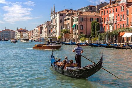 Wie man sich in Venedig fortbewegt: Vaporetto und Gondeln