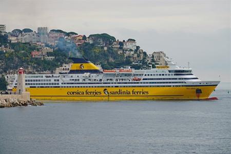 Mit dem Boot nach Sardinien reisen