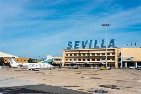 Wie kommt man vom Flughafen ins Stadtzentrum von Sevilla?