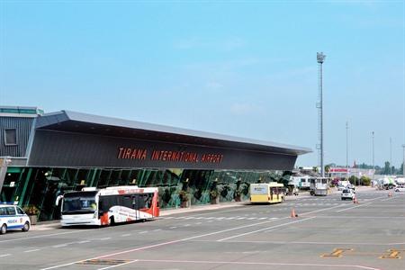 Wie man vom Flughafen Tirana ins Stadtzentrum kommt