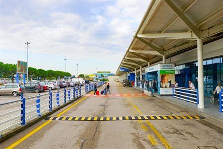 Wie man vom Flughafen Verona ins Stadtzentrum gelangt