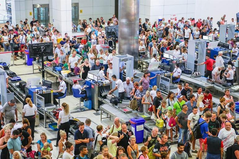 Wie man Warteschlangen am Flughafen vermeidet