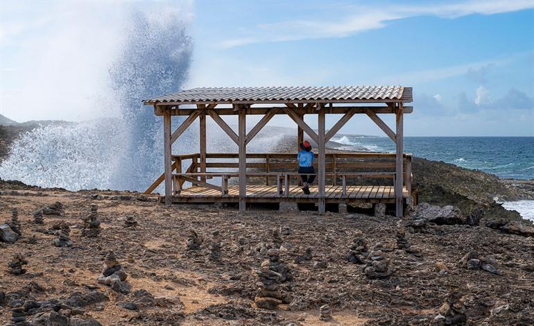 Hohe Wellen am Holzsteg von Boka Pistol, Curaçao