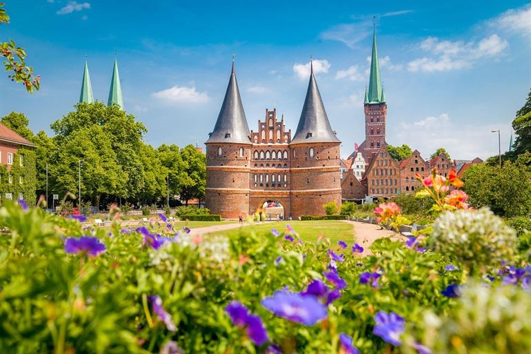 Holstentor auf dem Holstentorplatz, Lübeck, Deutschland