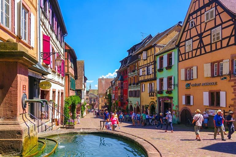 Hauptstraße Rue du Général de Gaulle in Riquewihr, Elsass
