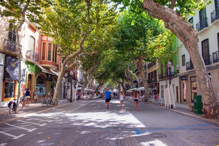 Hauptstraße von Dénia mit Geschäften und Cafés
