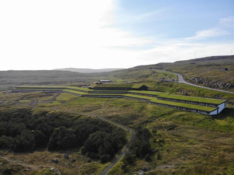 Hotel Føroyar in Tórshavn mit Blick auf den Nólsoyfjord buchen