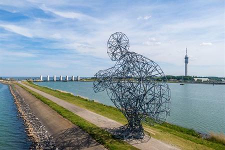 Huckelnder Land Art-Mann in Flevoland