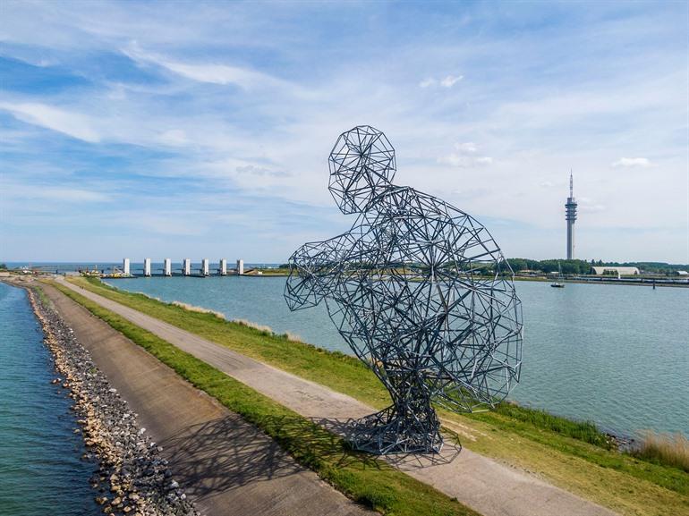 Huckelnder Land Art-Mann in Flevoland