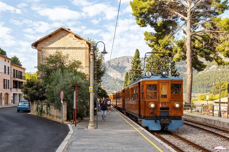 Ikonische Holzbahn von Palma nach Soller, Bahnhof Bunyola, Mallorca