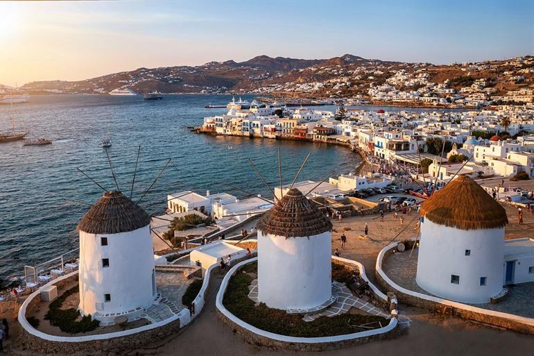 Ikonische Windmühlen von Mykonos bei Sonnenuntergang