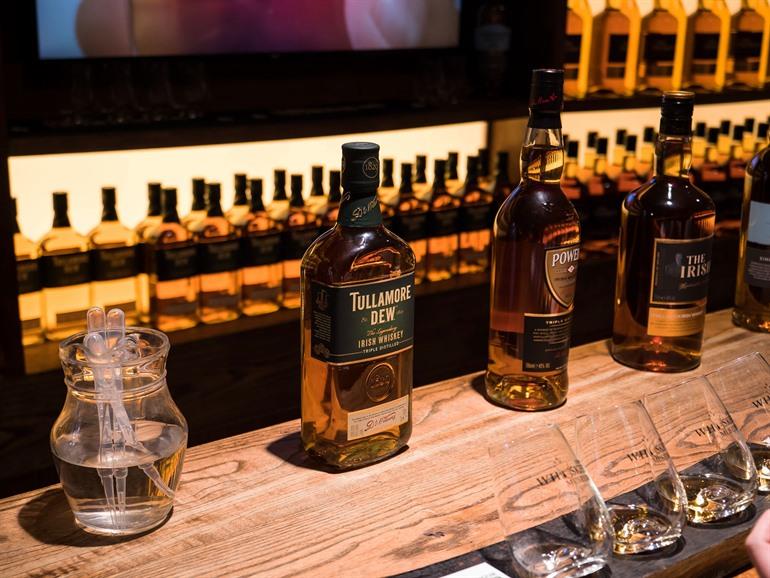 Irische Whiskeys während deines Urlaubs in Irland probieren