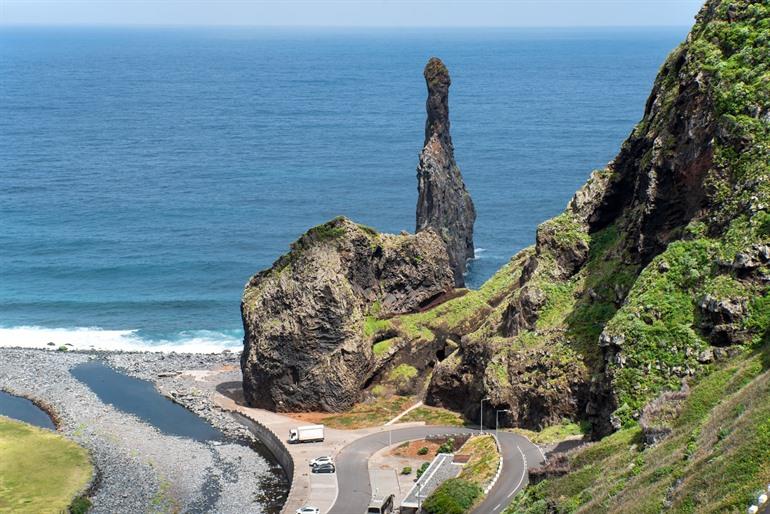 Ilheus an der Ribeira da Janela