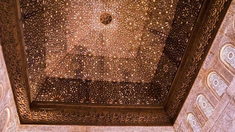 Im Dunkeln wirkt die Alhambra noch beeindruckender.