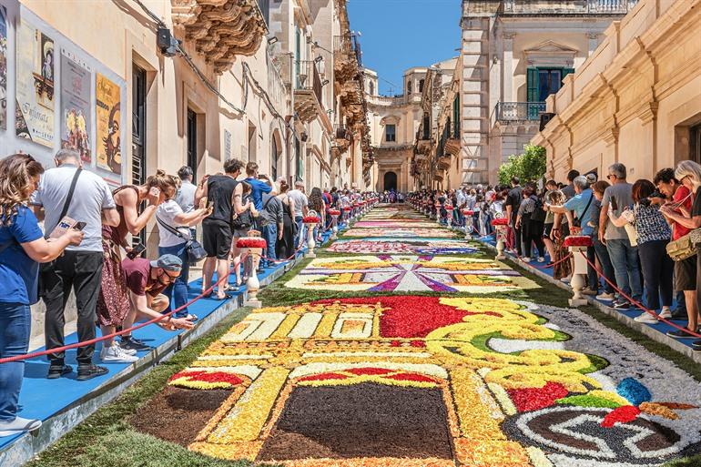 Infiorata di Noto, das jährliche Blumenfest