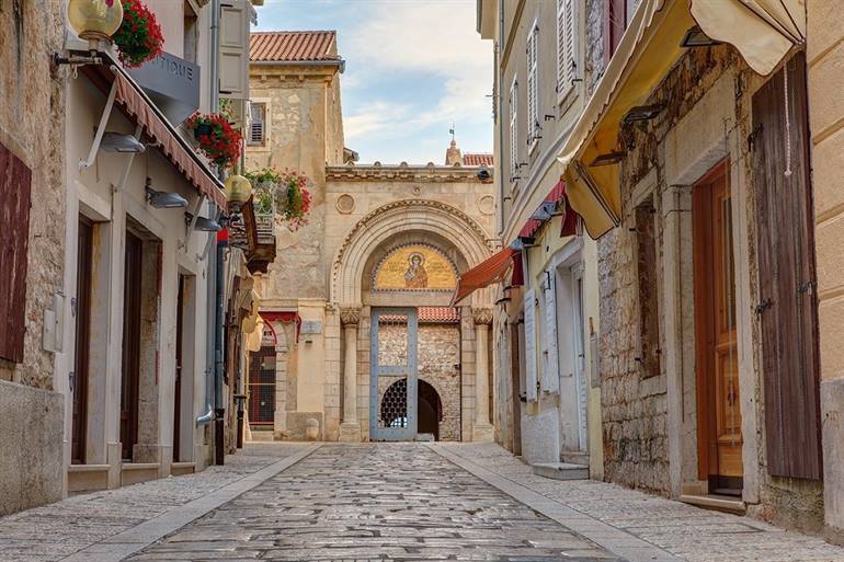 Eingang zur Euphrasiusbasilika in Poreč