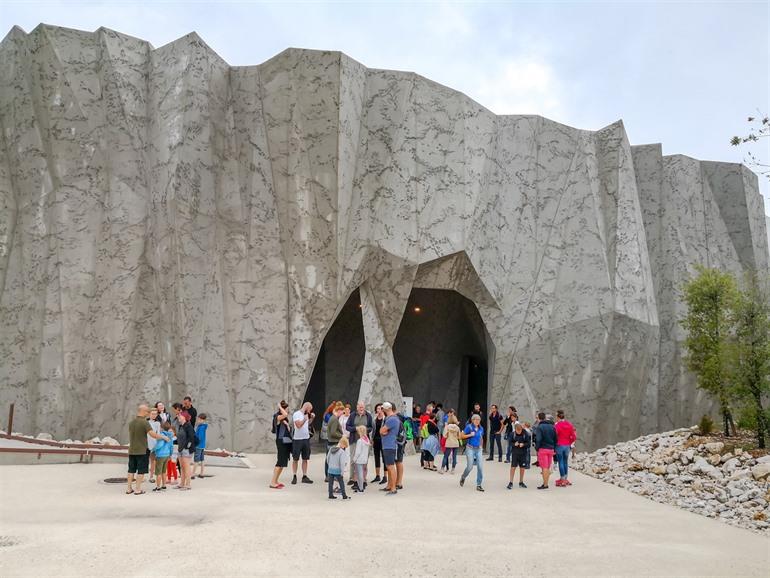 Eingang zur Ausstellung über die Chauvet-Höhle in Ardèche