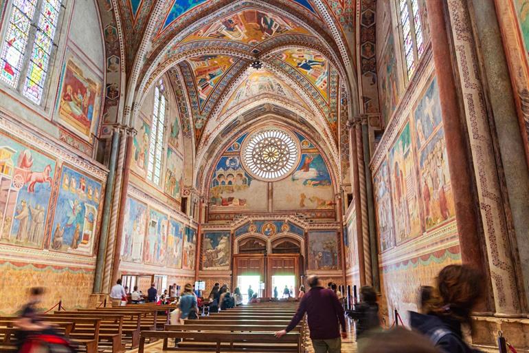 Innenansicht der Basilica di San Francesco in Assisi