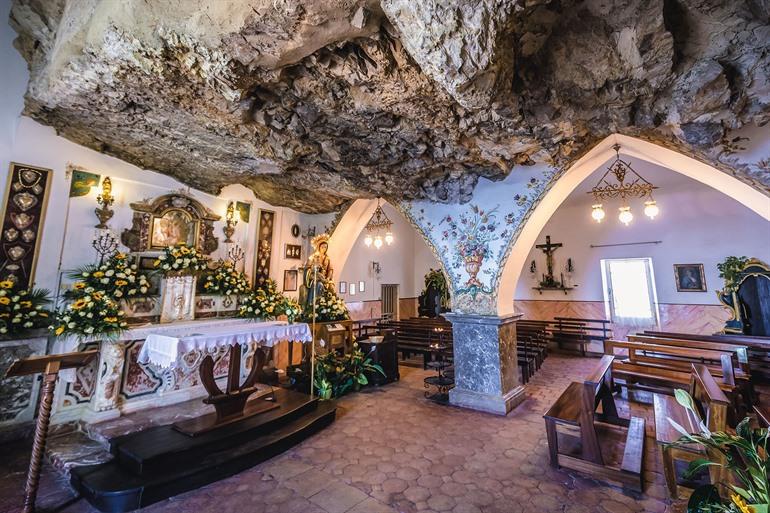 Innenraum des Santuario Madonna della Rocca in Taormina