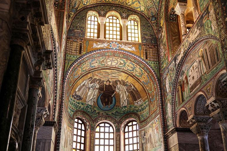 Innenansicht der Basilica di San Vitale in Ravenna