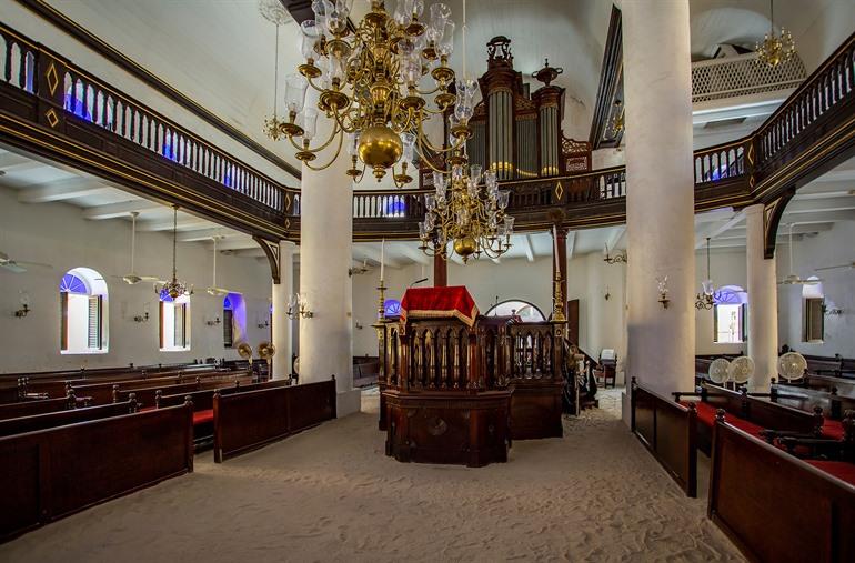 Innenraum der Mikvé Israel-Emanuel-Synagoge, Willemstad, Curaçao