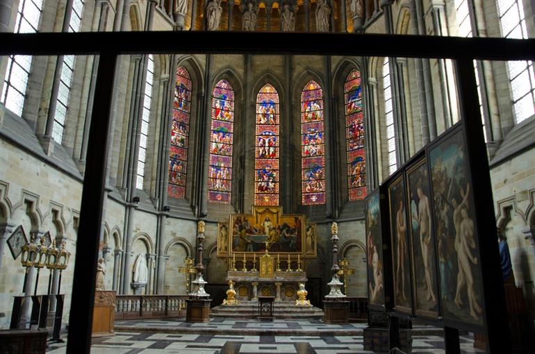 Innenraum der Sint-Maartenskathedrale in Ypern, Westhoek