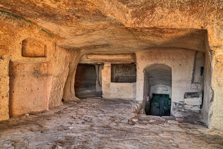 Innenraum eines alten Höhlenhauses, in Tuffstein gehauen, in Matera