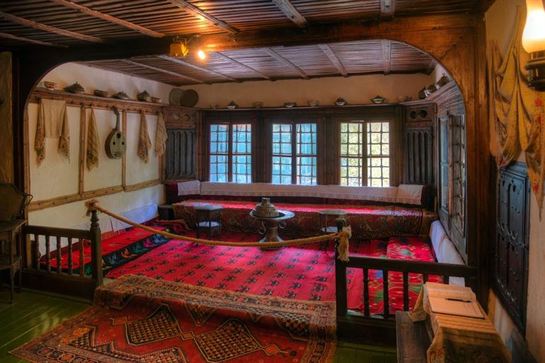 Innenansicht des Ethnografischen Museums in Pristina