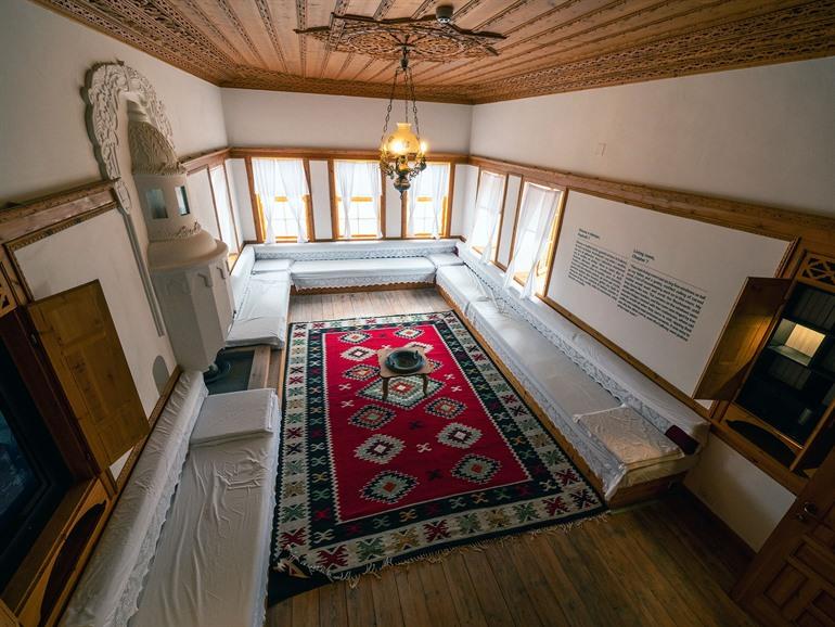 Innenansicht des Hauses von Ismail Kadare in Gjirokastër