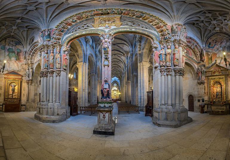 Innenraum der Kathedrale San Martiño in Ourense, Galicien