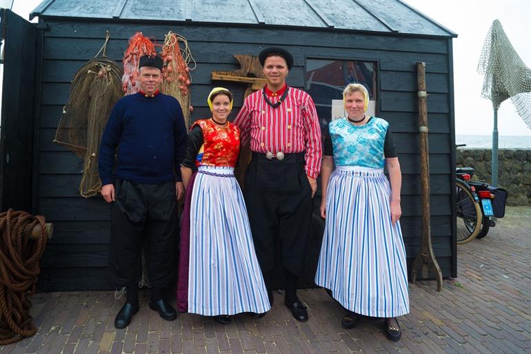 Einwohner von Urk in Tracht, Nord-Niederlande