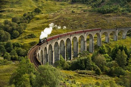 Jacobite-Dampfeiseisenbahn über die Glenfinnan-Viadukt in Schottland
