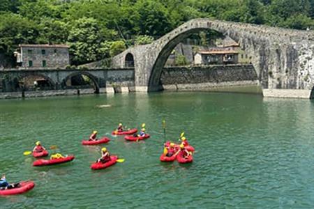 Kajakfahren am Devil's Bridge bei Lucca